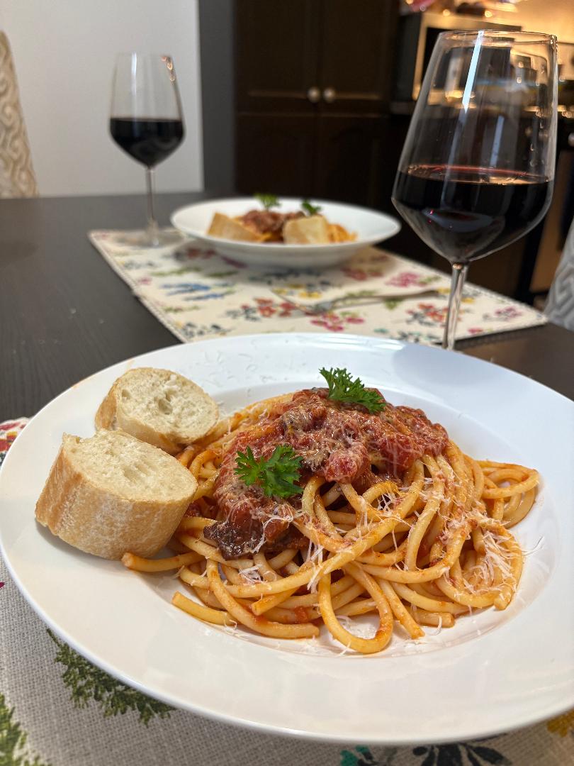 Bucatini all'Amatriciana with red wine — L'esperienza romana